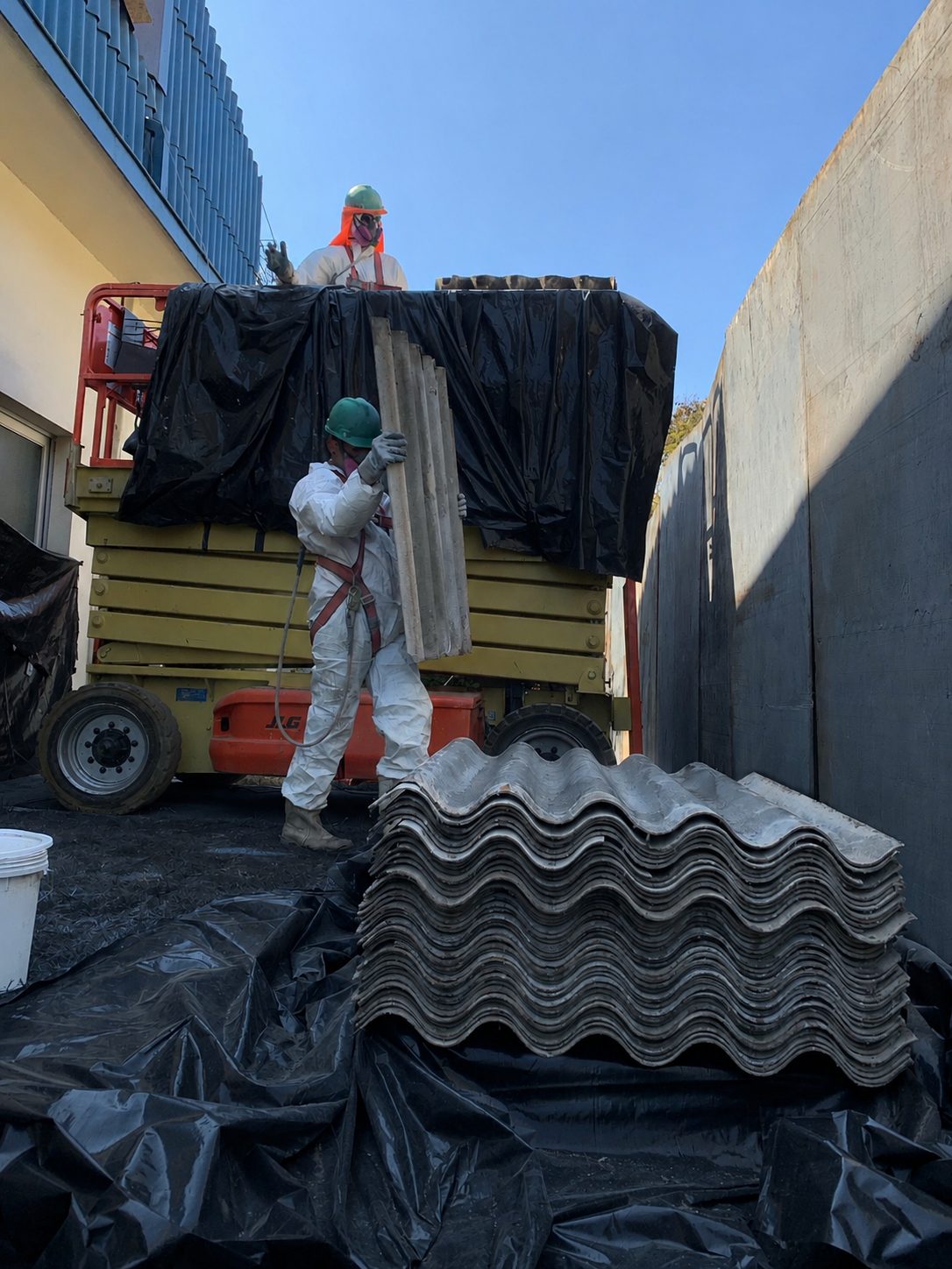 Carga de planchas de asbesto embaladas para transporte como residuo peligroso